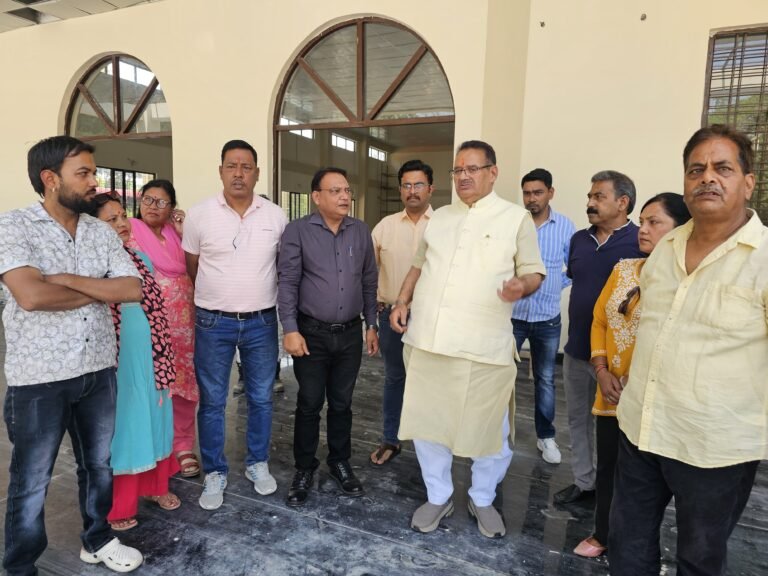 कैबिनेट मंत्री गणेश जोशी ने गढ़ी कैंट क्षेत्र में निर्माणाधीन सामुदायिक भवन का किया निरीक्षण, अधिकारियो को दिए निर्देश