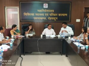 अधिकारियों की बैठक लेते हुए