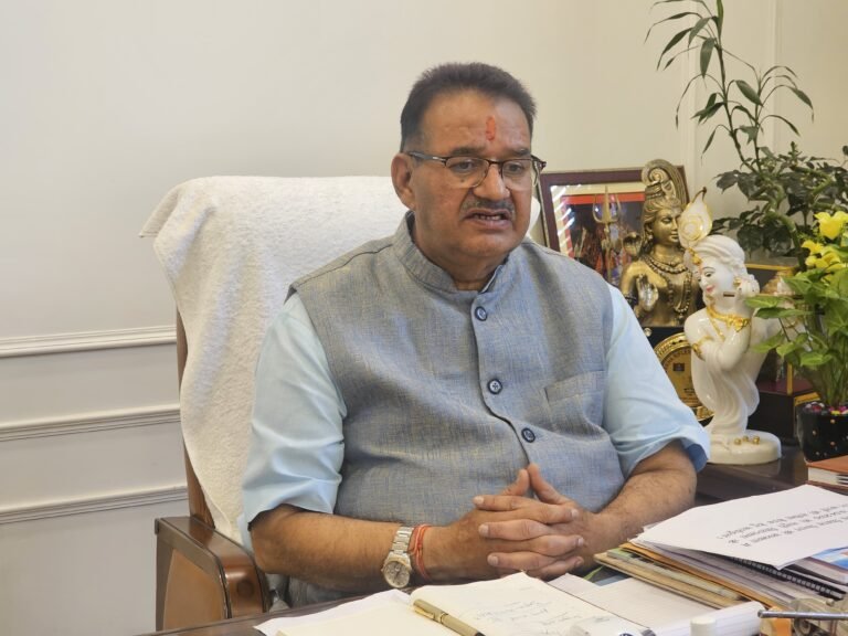 ग्राम्य विकास मंत्री गणेश जोशी ने प्रधानमंत्री ग्राम सड़क योजना के विभागीय अधिकारियों की ली बैठक