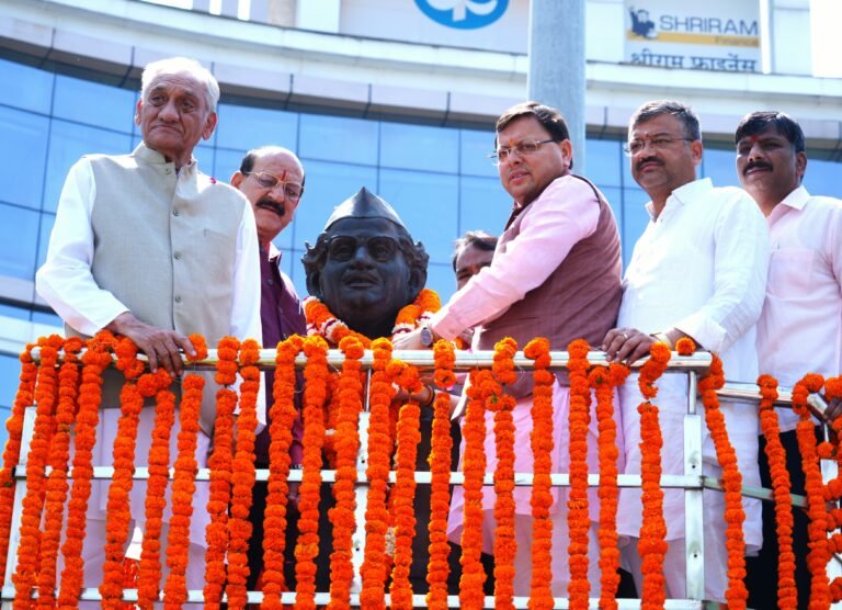 मुख्यमंत्री पुष्कर सिंह धामी ने स्व. हेमवती नंदन बहुगुणा की जयंती के अवसर पर बहुगुणा की मूर्ति पर किया माल्यार्पण
