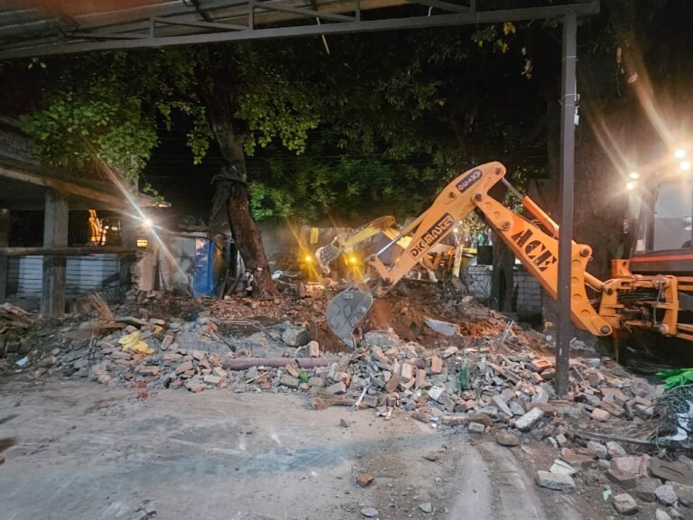 दून अस्पताल में बनी अवैध मजार पर चला सरकार का बुल्डोजर