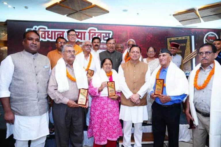 संविधान हत्या दिवस के अवसर पर आयोजित कार्यक्रम में शामिल हुए CM धामी, आपातकाल को बताया काला अध्याय