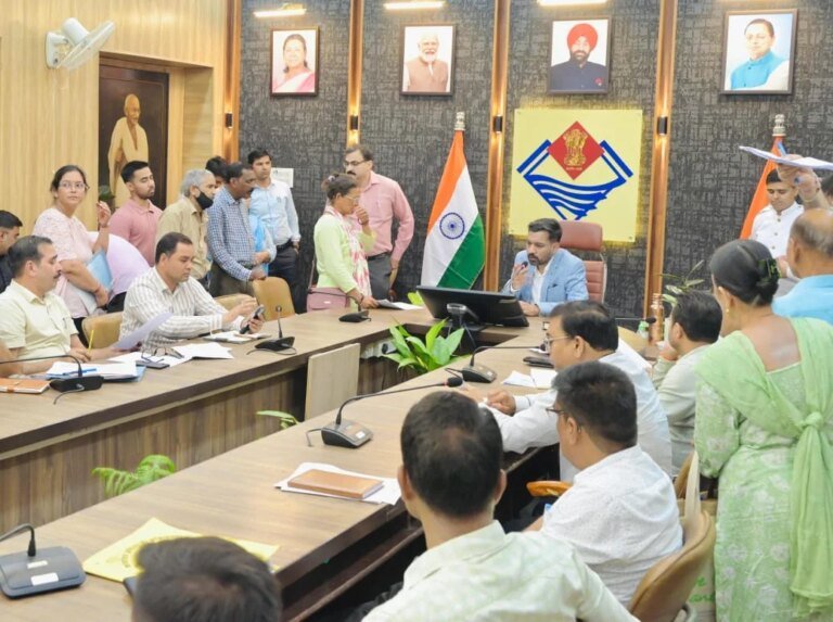समाधान दिवस पर डीएम ने सुनी 171 फरियादियों की समस्याएं, अधिकांश मामलों का ऑन द स्पॉट निस्तारण