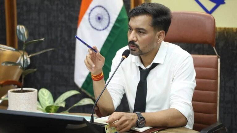 जनसमस्याओं के निस्तारण में लापरवाही बर्दाश्त नहीं, जिलाधिकारी डॉ. आशीष चौहान ने सुनीं 164 शिकायतें